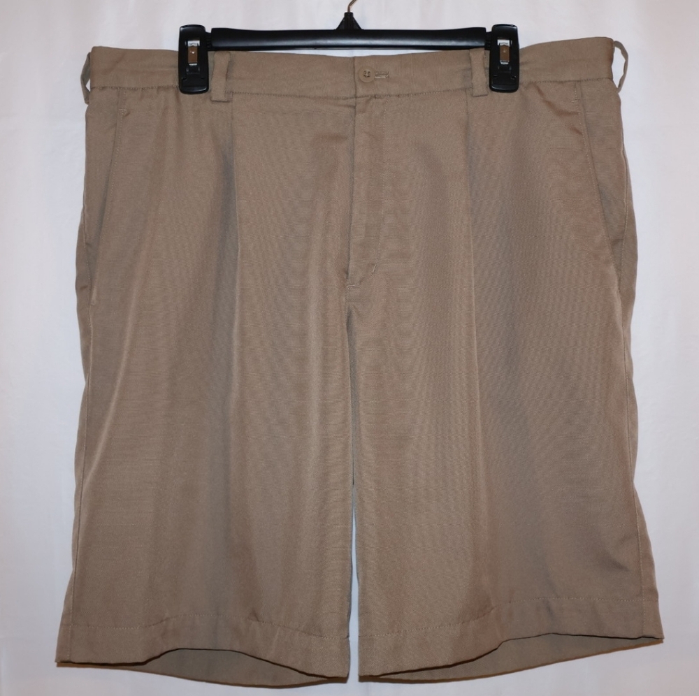 Nike Khaki Pleated Golf Shorts. Waist 36.